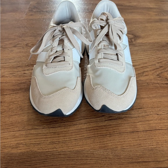 NWT New Balance Cream and White Casual Sneakers - Picture 2 of 4